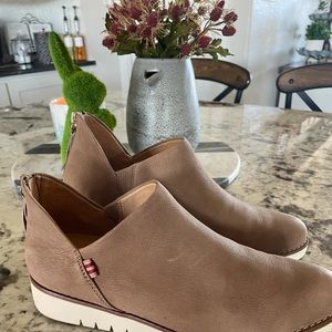 Dr. Scholl’s Women’s Incredible Leather Almond Toe Sneaker Boots Shoes 8 Med